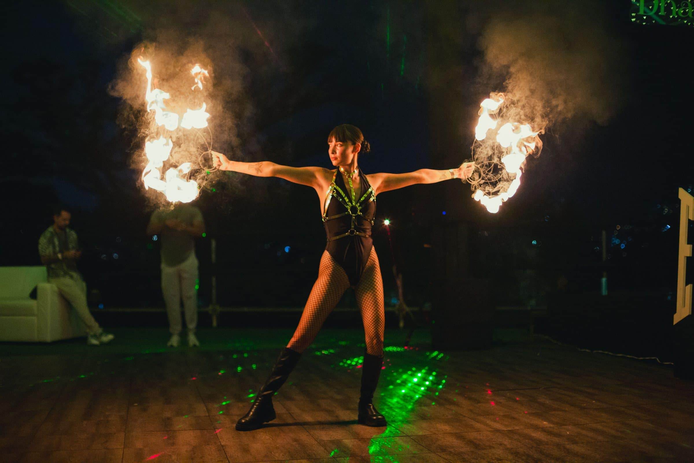 Show de fuego en la noche de Dharma Fest